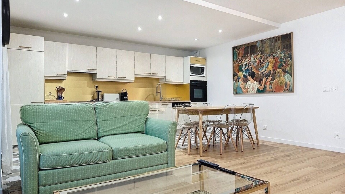 Le Chesnay Apartment | La Reine Apartment