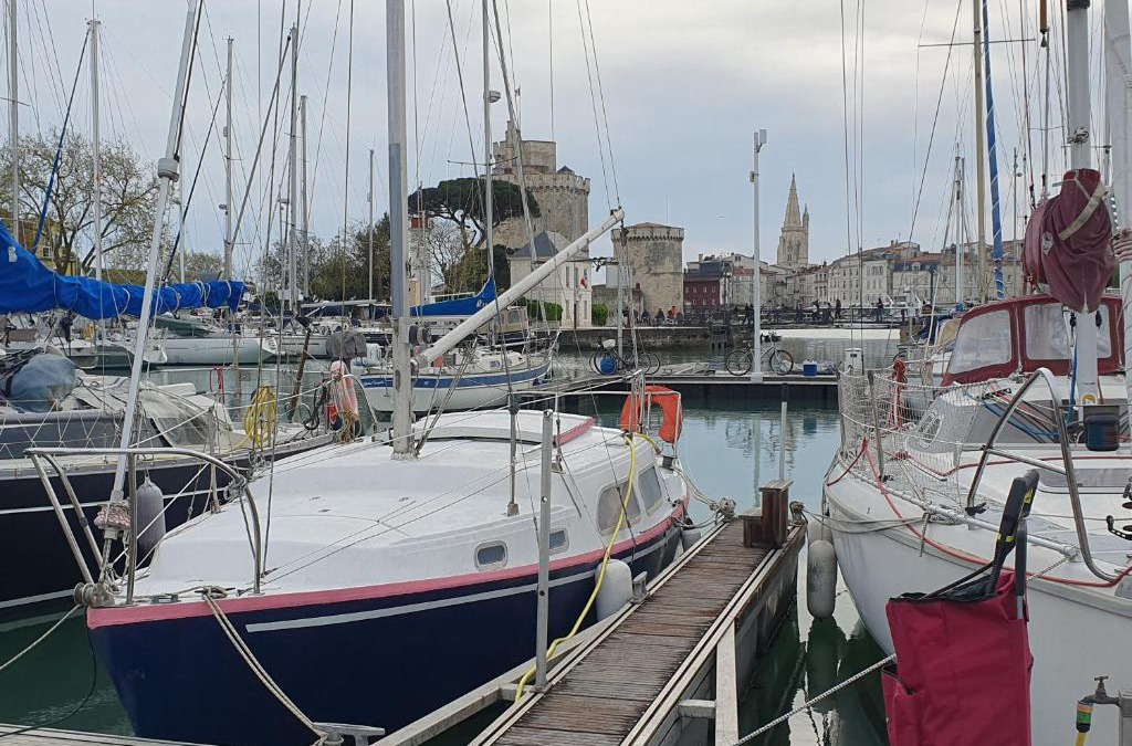 French Atlantic Coast Boat Rental | La Rochelle voilier hotel à quai centre ville vieux port