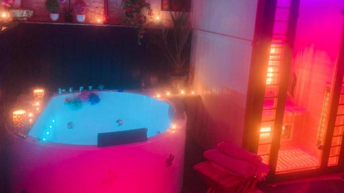Centre Ville House | La Romance jacuzzi sauna de luxe quiet garden