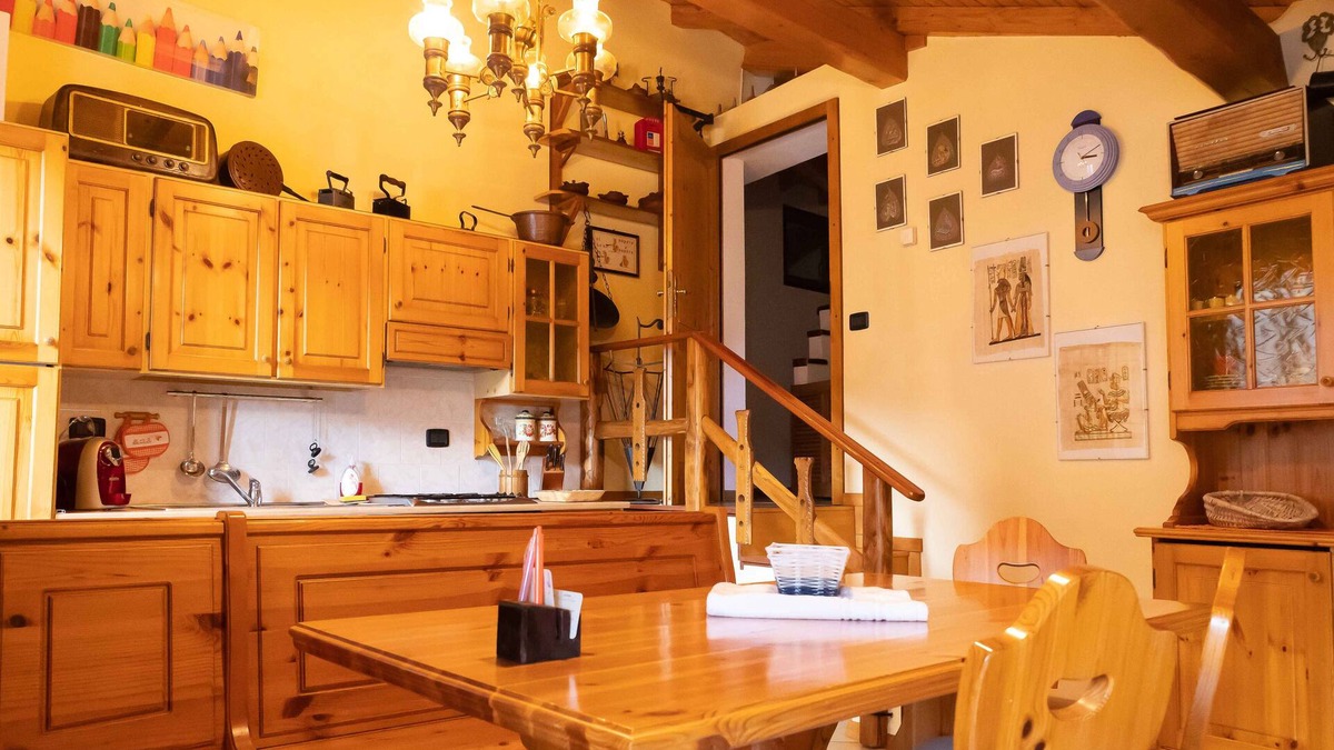 Brusimpiano Apartment | La Romantica [Franco's Court]