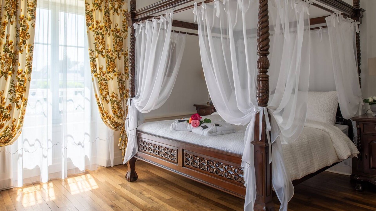 Ducey Bed & Breakfast | La Rose de Ducey, Romantic room "La Rose Féérique" in the bay of Mt St Michel