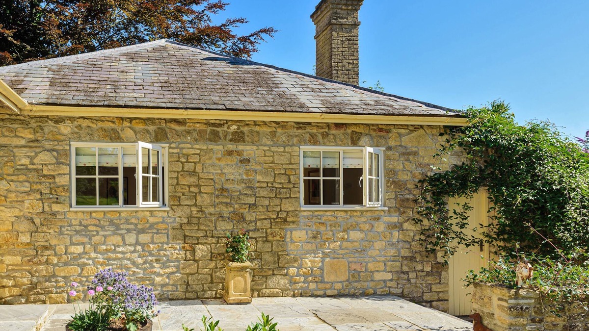 Gillingham Apartment | La Rose is the perfect romantic couple's retreat.