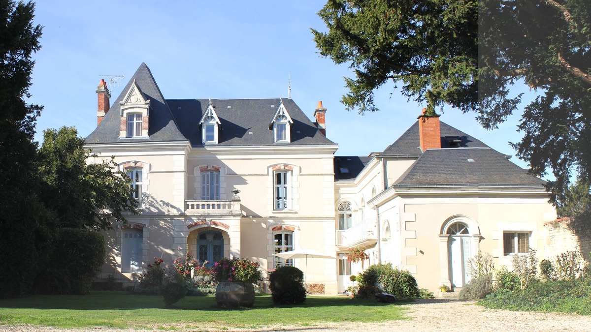 Neuville-de-Poitou House | La Roseraie