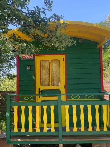 Audelange House | La roulotte de moulin rouge