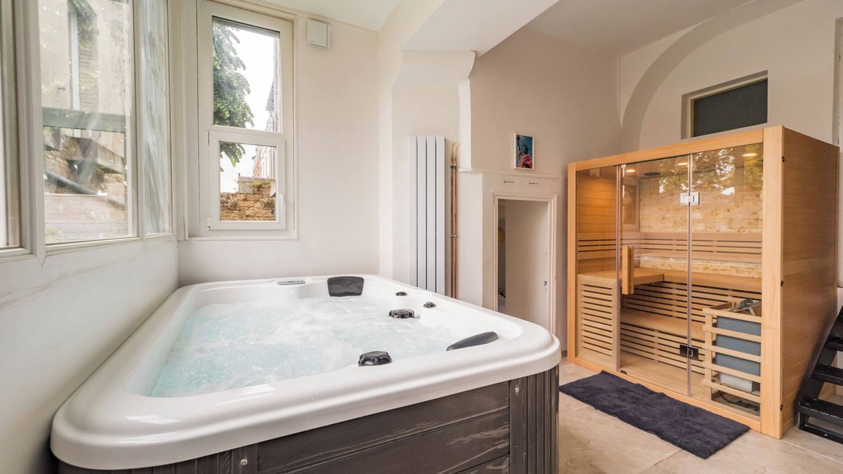Guingamp Apartment | La Royale Jacuzzi Sauna Jardin Gare - Hôtel Lefort