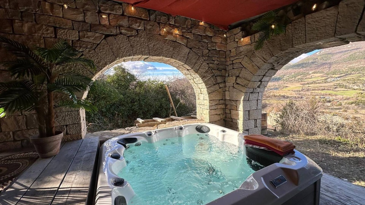 Saint-Auban-sur-L'Ouveze House | La Sarrasine Jacuzzi et Piscine Chauffée, Grande Terrasse Avec vue