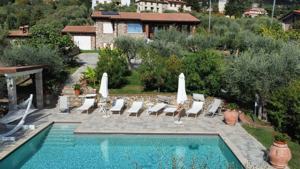 Corsanico Villa | La Sassaiola by Nicola Real Estate