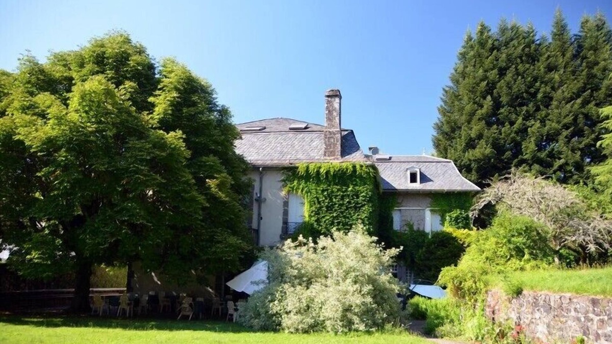 Saint-Martin-Valmeroux Hotel | La Source du Mont