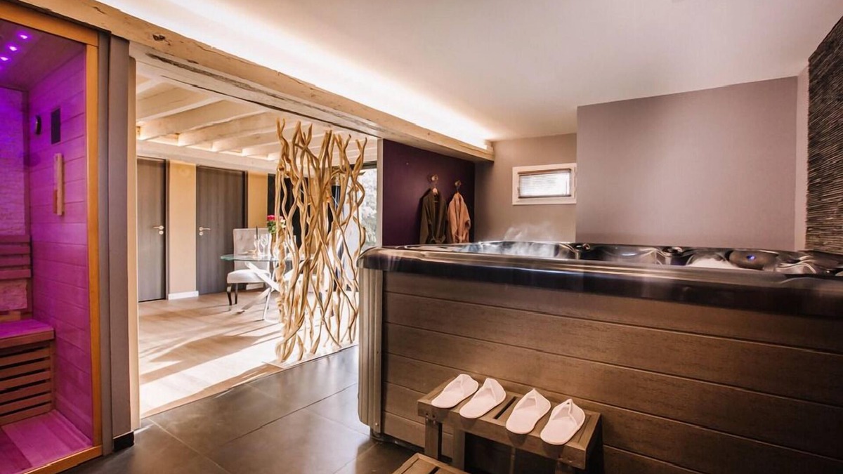 Argentre-du-Plessis Apartment | La Suite de l'Elixir - Love gite with spa and priv