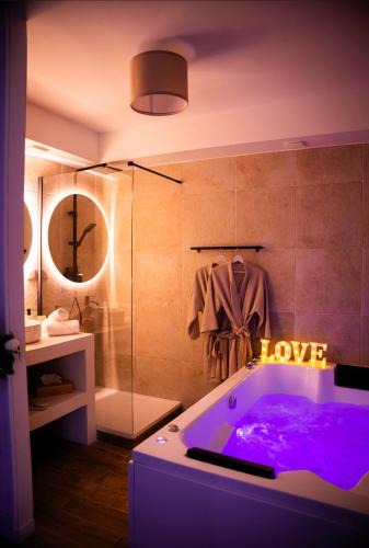 Neuilly-Plaisance Apartment | La Suite Delma