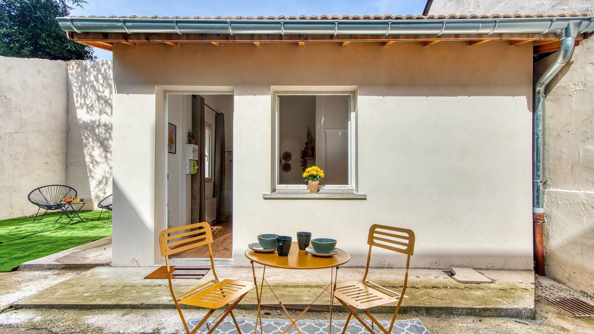 Decines-Charpieu Apartment | La Suite Soleil - Maison studio avec jardin privé