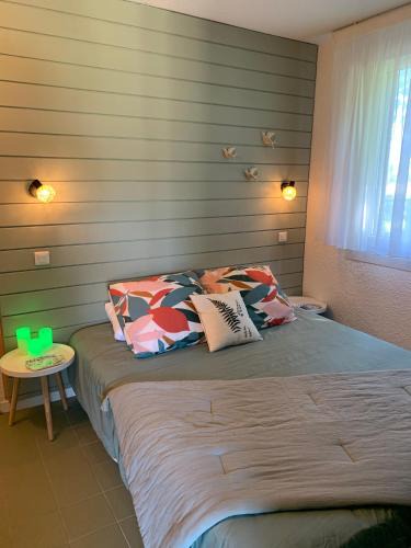 Bielle Apartment | La Suite Unique - Le jardin sur les Pyrénées- vue panoramique montagne -jardin clôturé privé de 100m2-Parking-Linge de lit et serviettes compris-