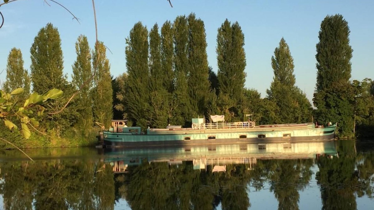 Pont-sur-Yonne Boat Rental | La Timonerie d'une péniche sur l'Yonne - (The wheelhouse of a barge on the Yonne River) - (in French)