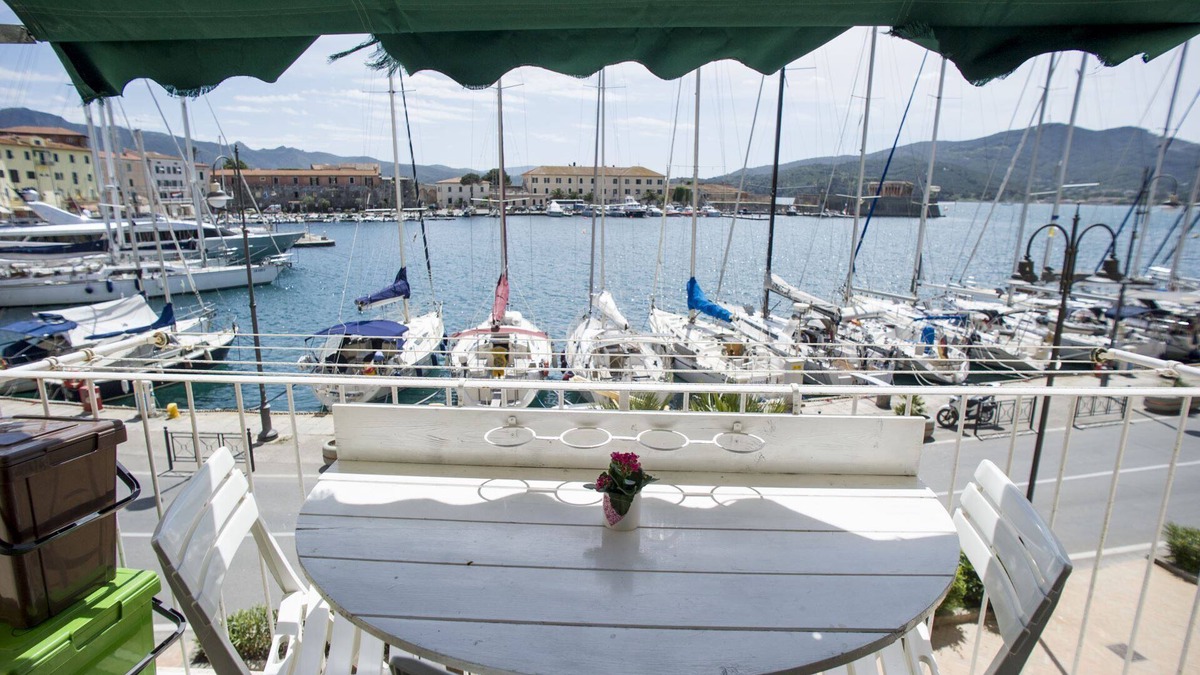 Portoferraio Old Town Apartment | La Tonnina overlooking the sea of Darsena