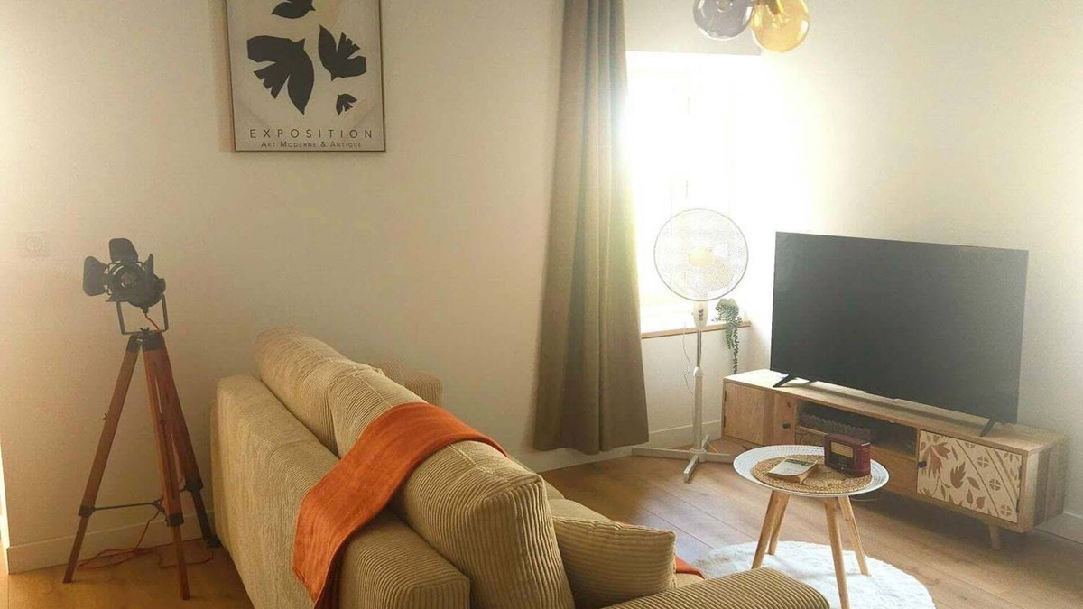 Vertrieu House | "La Tour", cosy, quiet accommodation.