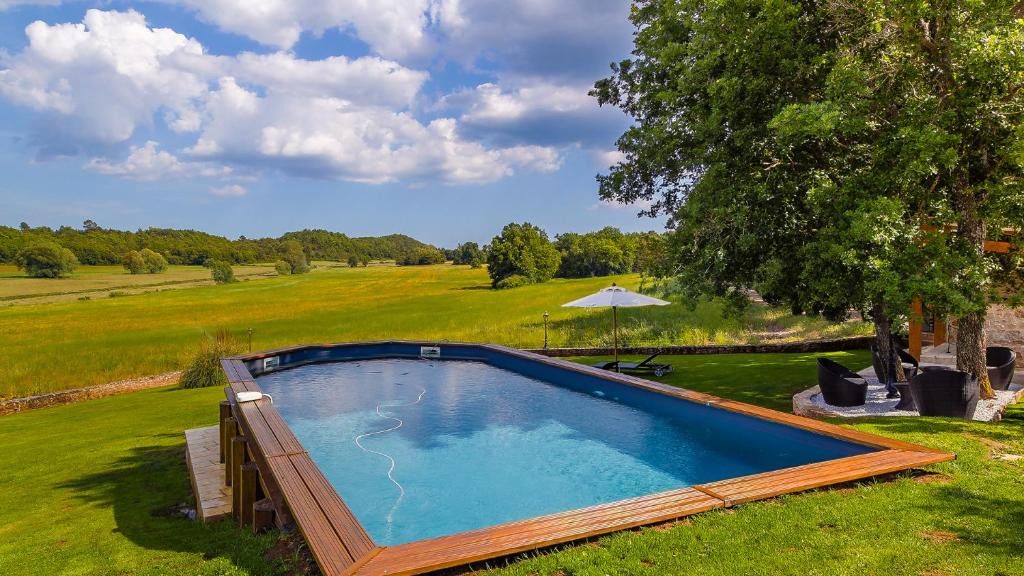Montmeyan Bed & Breakfast | La Tour d'Enguernes