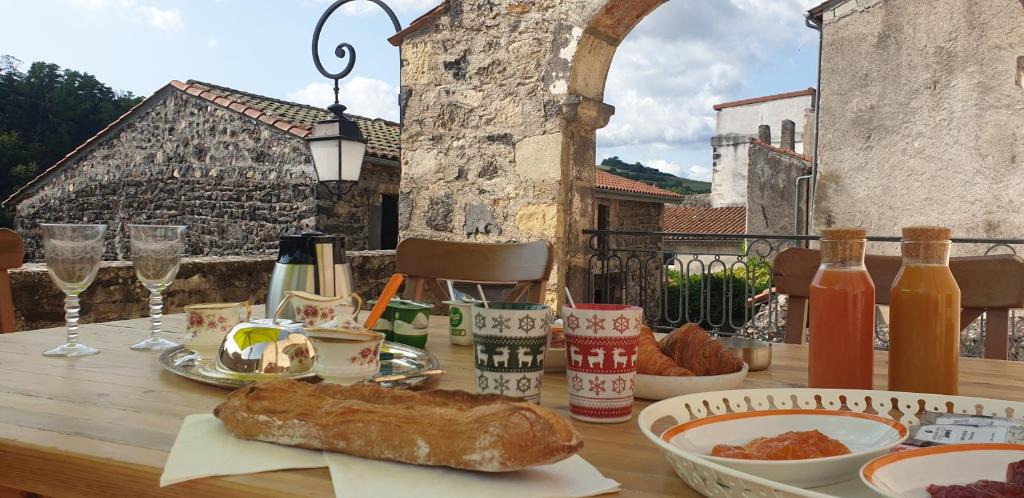 Saint-Saturnin Bed & Breakfast | La Tour Noble
