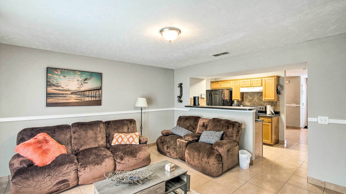 La Vergne House | La Vergne Townhome: 22 Mi to Dtwn Nashville!