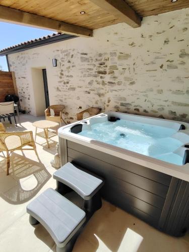 Sainte-Florence Apartment | La Vie En Gîte (La Grange & Spa)