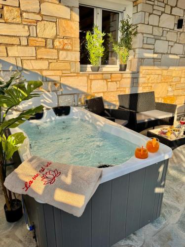 Glisidia Apartment | La vie est belle Luxury Residence With Jacuzzi 1