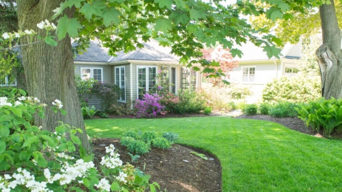Historic Old Town House | La Vignette, Dog Friendly Bungalow Close to the Lakefront
