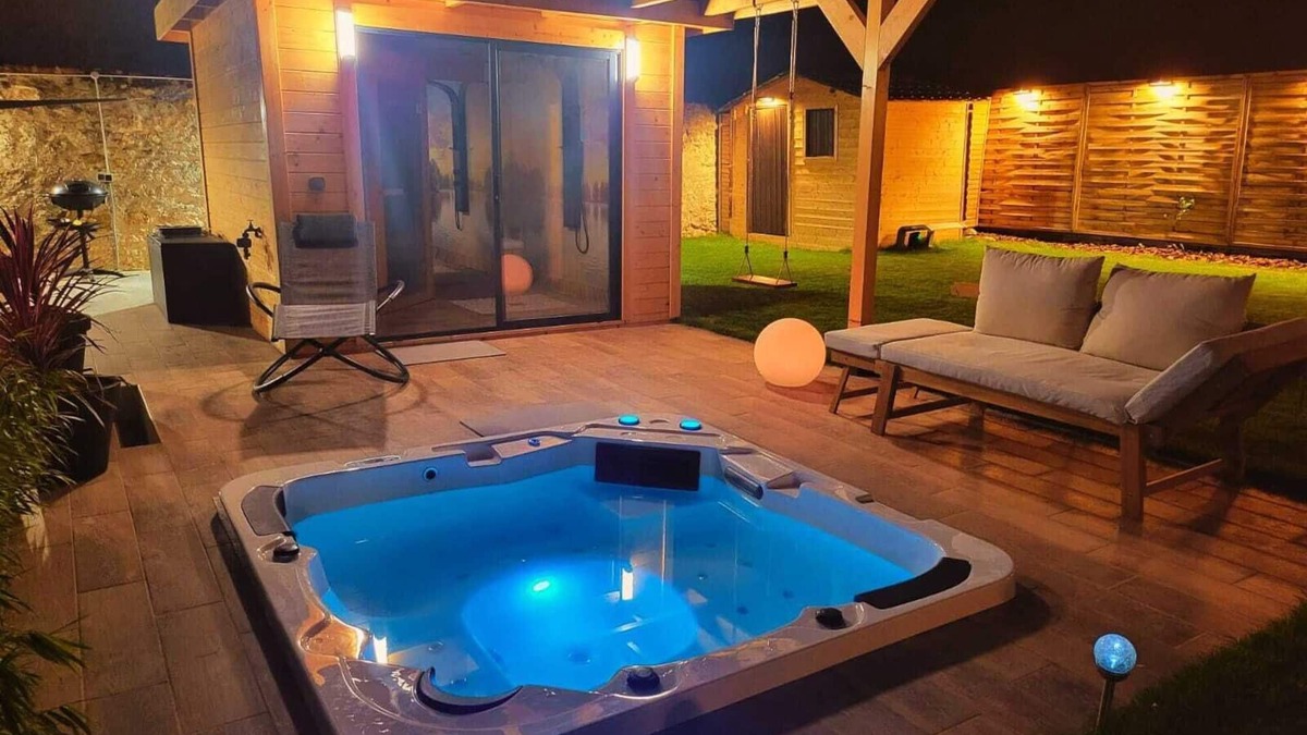 Montigny-Lencoup Villa | La Villa Aliénor - Spa and Cineroom