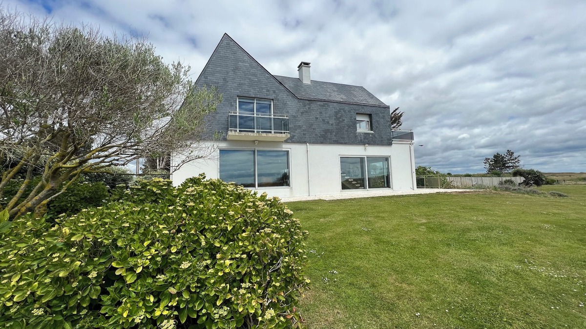 Saint-Germain-sur-Ay Villa | La Villa des Jeux