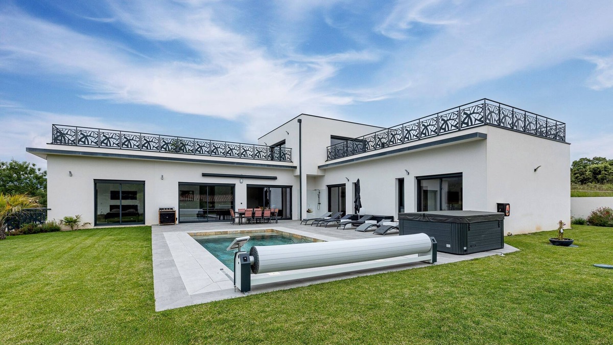 Montarnaud Villa | La Villa Danaud - Maison avec piscine et jacuzzi