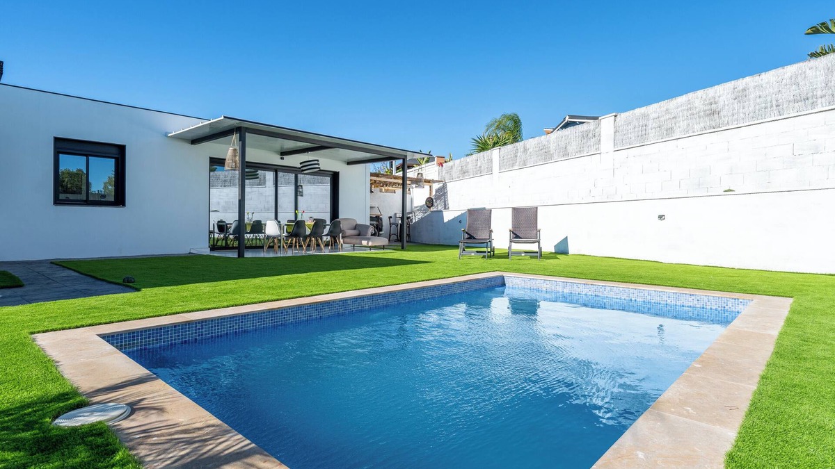 El Roc de Sant Gaieta Villa | 'La Villa Del Roc' with Private Pool, Wi-Fi and Air Conditioning