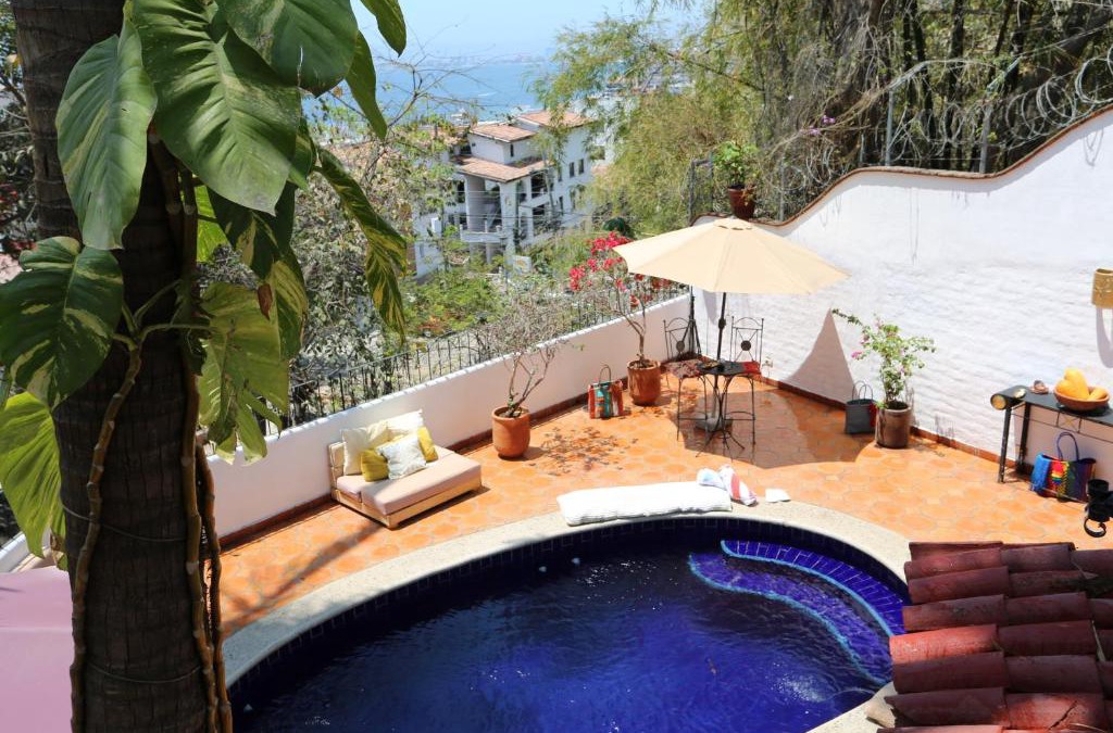 Amapas Bed & Breakfast | La villa del sol - pool & spa and staff