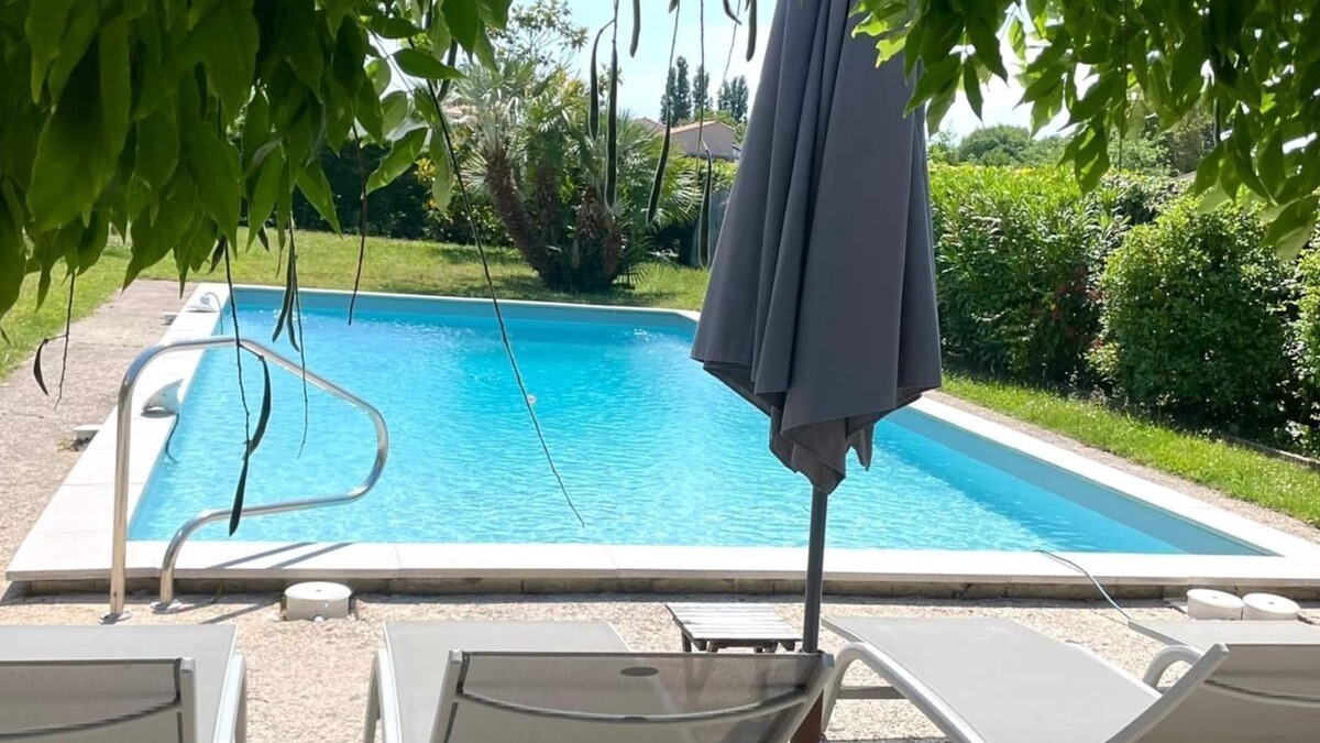 Breuillet House | La villa des fleurs à Breuillet - sleeps 8 - garden - swimming pool