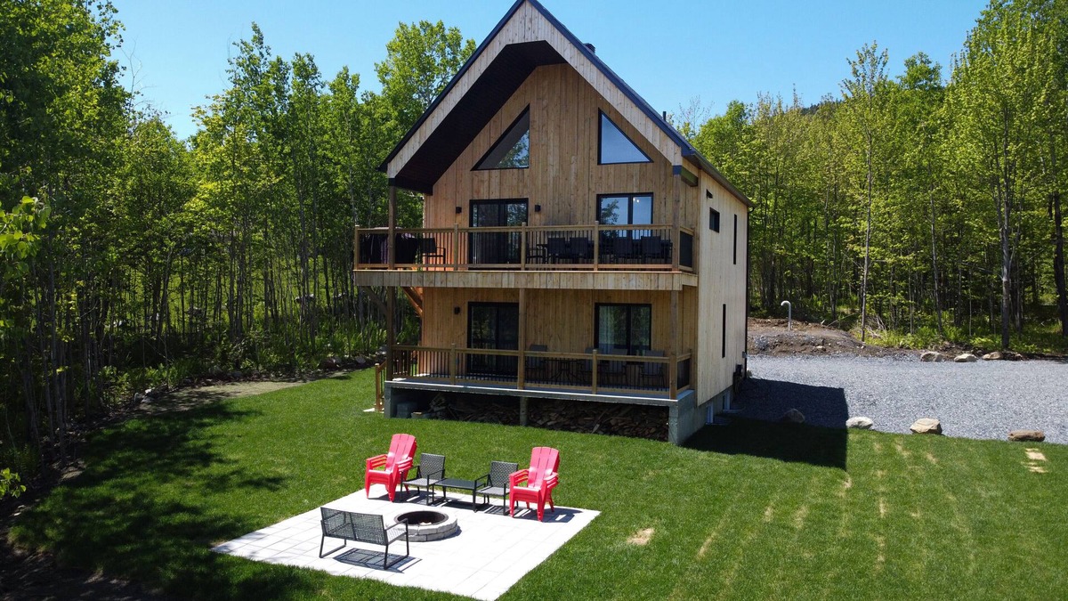 Coaticook Ski Chalet | La Villa Foresta Minimalist Scandinavian Chalet with amazing mountain views