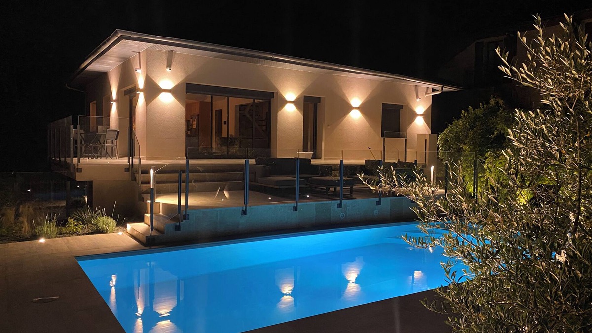 Menthon-Saint-Bernard Villa | La Villa Cosy, en Plein Cœur du Village, Piscine Privée, 10 à Pied du lac !