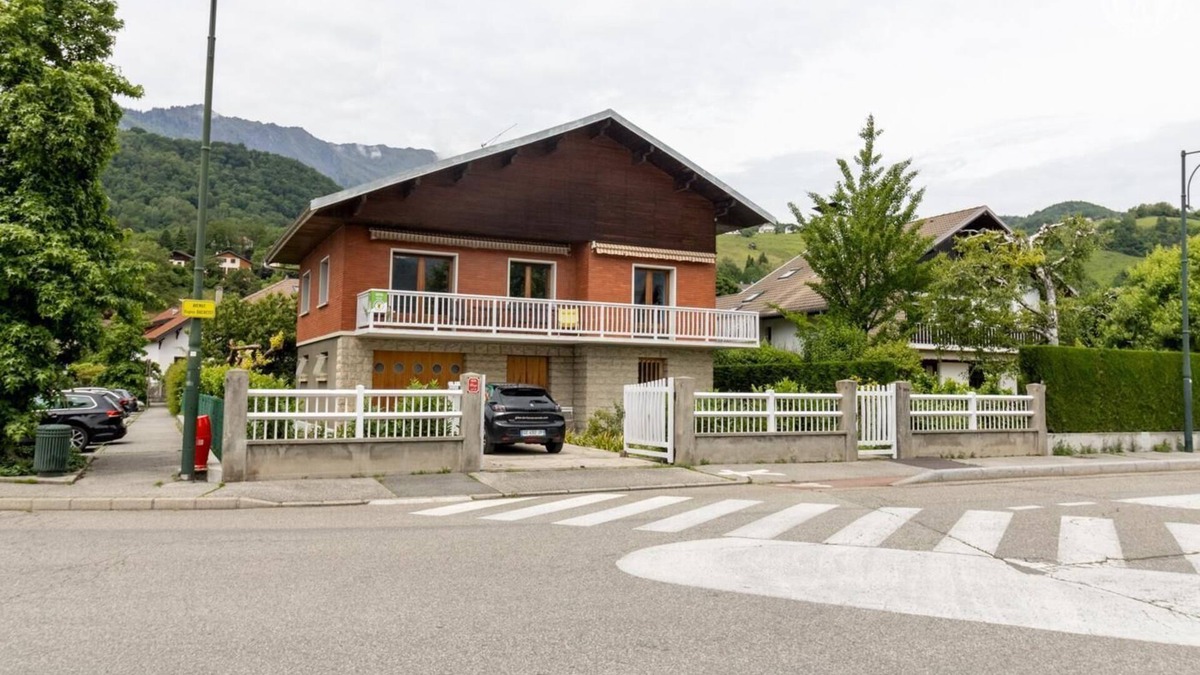 Albertville House | LA VILLA ROUGE - ALBERTVILLE