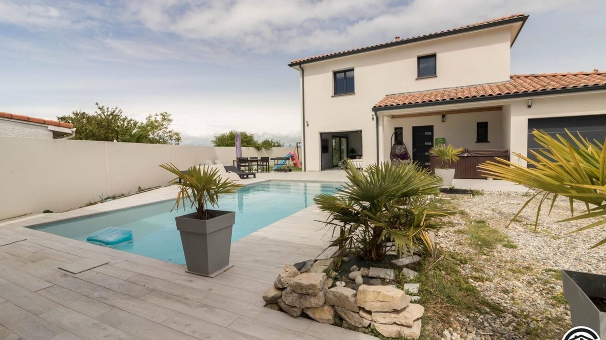 Merville House | La Villa - Swimming pool and Jacuzzi
