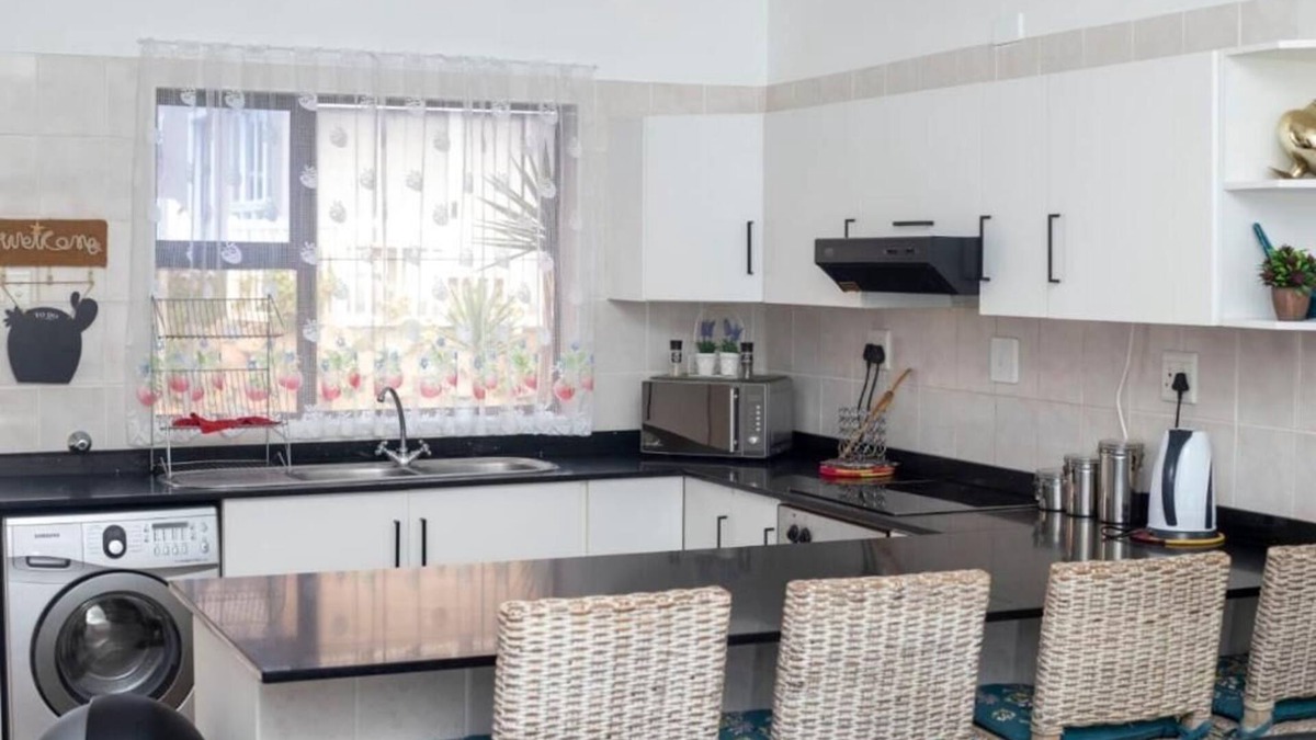 Mtwalume Villa | La Vista Unit - swimming pool, separate bedroom, 2 bathrooms .n