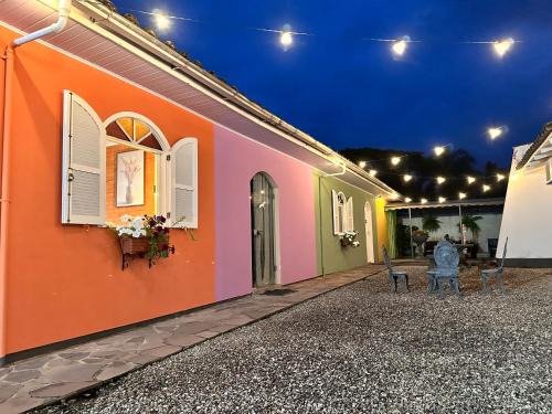 Nova Veneza House | La vita hospedaria studio laranja