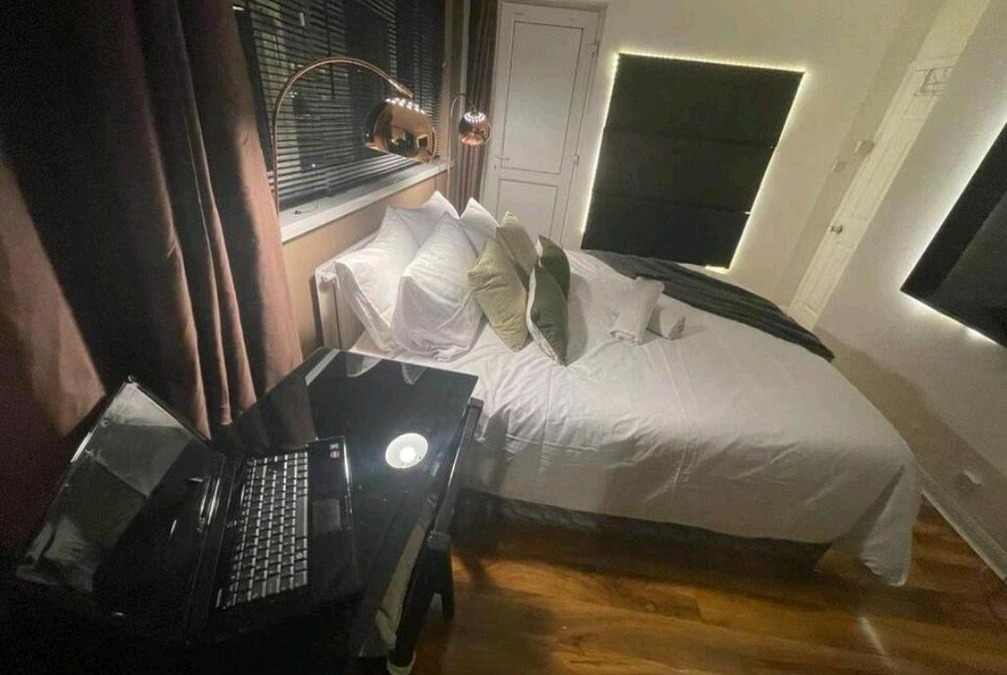 Manchester House | LA1 Hotel Themed Room 65 inch TV Free parking own fridge with park view