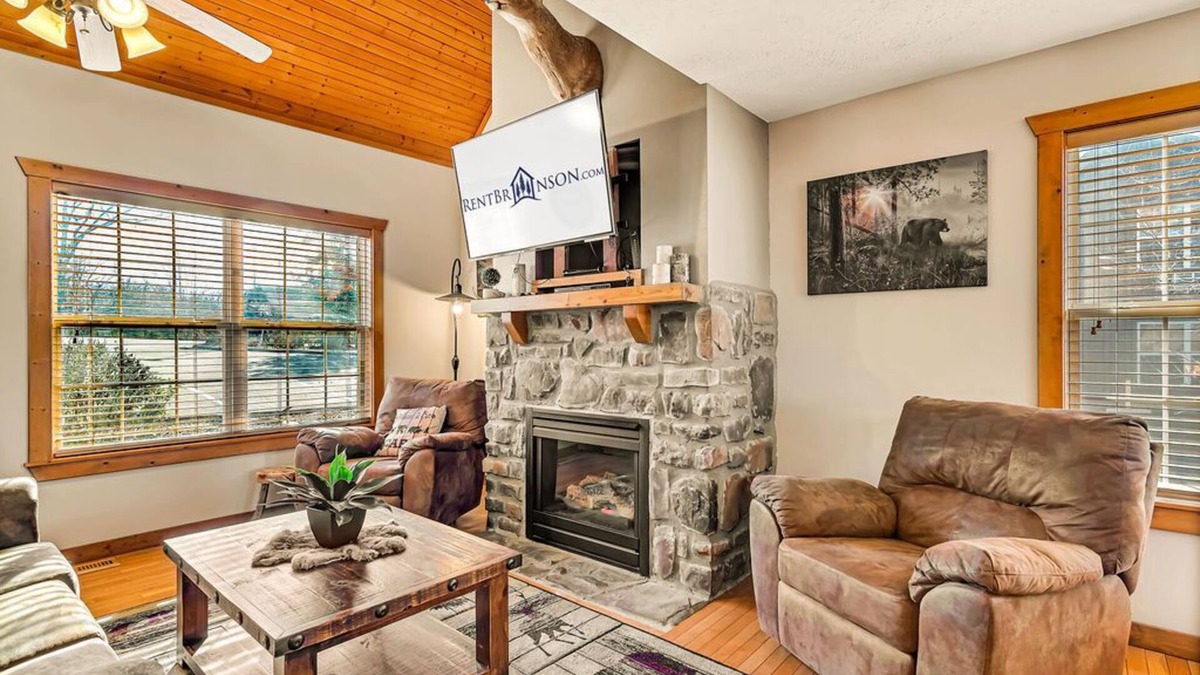 Reeds Spring Cabin | Labor Day Open, Near Silver Dollar City & Entertainment with Free Tickets Romantic Getaway!