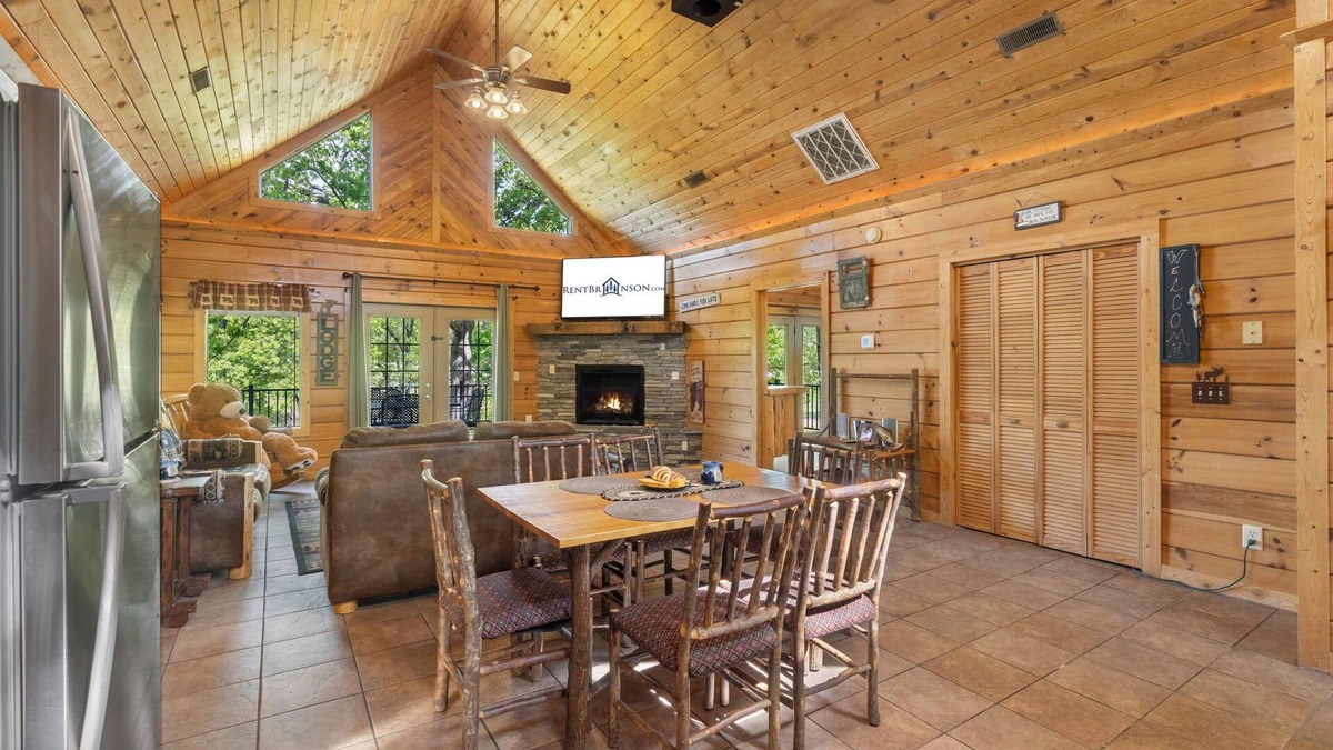 Big Cedars Cabin | Labor Day Open, Real LogCabin- Near Big Cedar! Private Hot Tub & Grill! Huge Deck Car Charger