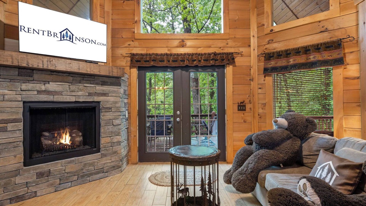 Branson Cedars Cabin | Labor Day Open, Renovated Three Bear Log Cabin, Private Hot Tub! Near Big Cedar, Car Charger