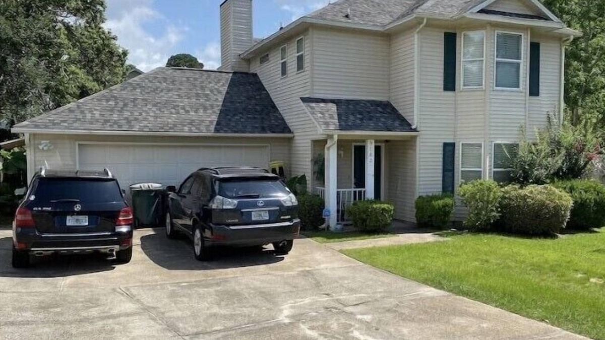 Ferry Pass House | LABOR DAY SPECIAL: SPACIOUS HOME NEAR DOWNTOWN & BEACHES! PETS OKAY, SLEEPS 8 +