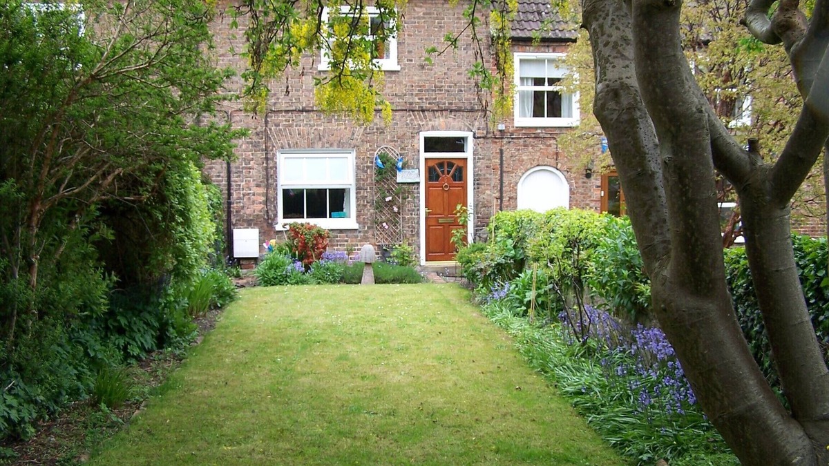 Bedale Cottage | Laburnum Cottage. Long enclosed dog friendly garden leading to the beck.