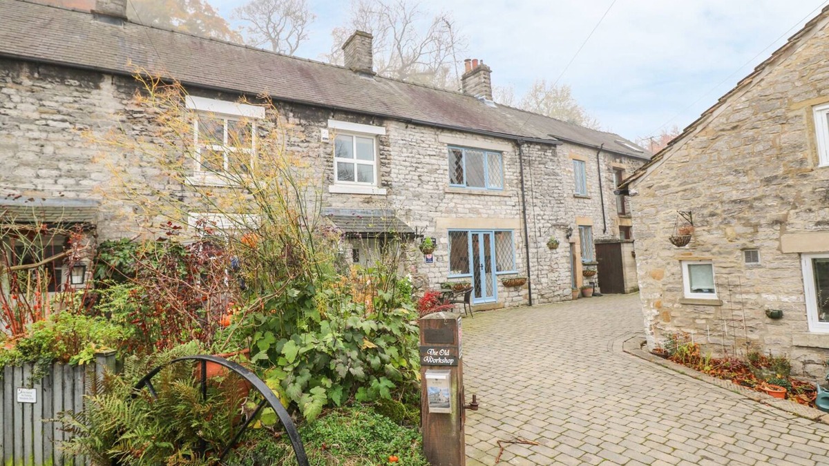 Castleton Cottage | LABURNUM COTTAGE, with a garden in Castleton, Peak District