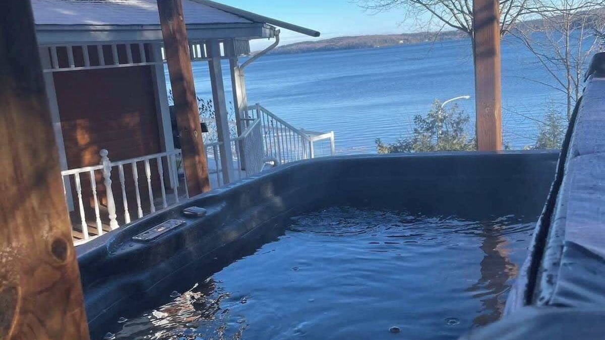 Potton Ski Chalet | Lac Memphremagog Waterfront - Spa - Le Mimosa