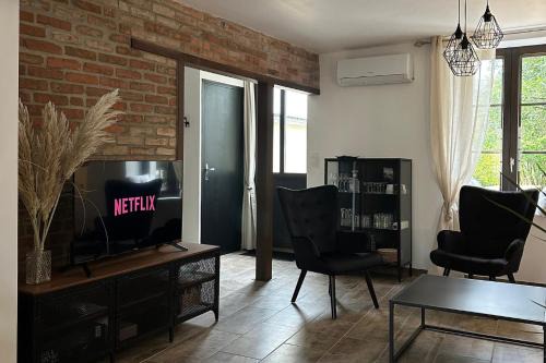 Meusnes House | LaCartePostale