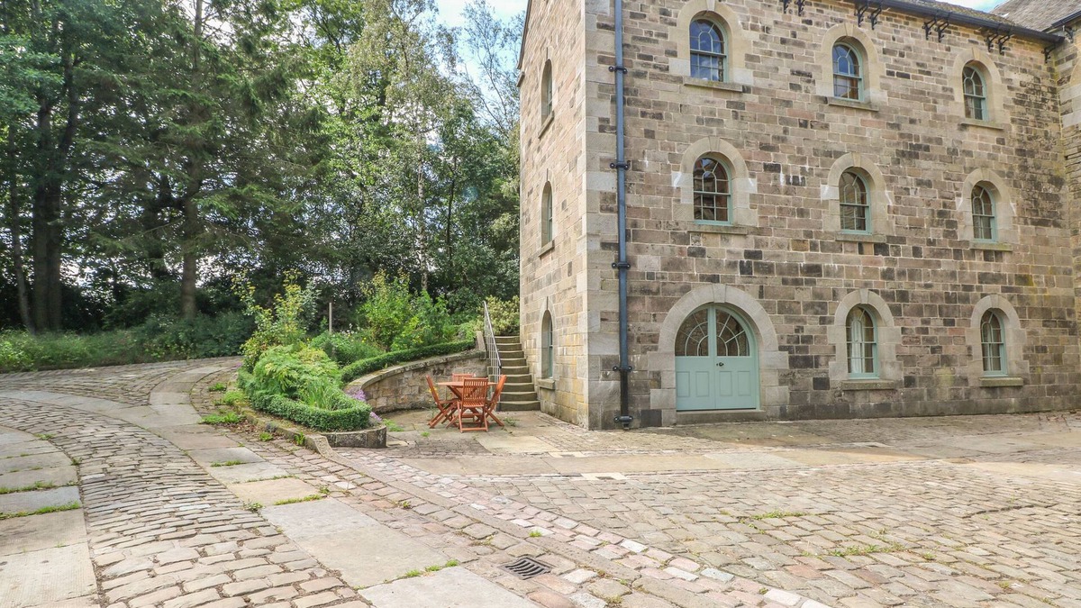 Longnor Apartment | LACEWOOD, romantic, luxury holiday cottage, with a garden in Longnor