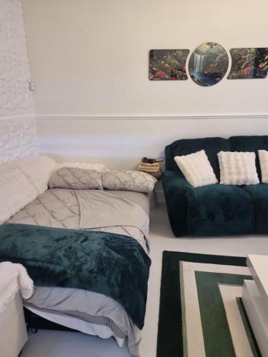 Bow West House | Lackco's Dulux Room for Royals