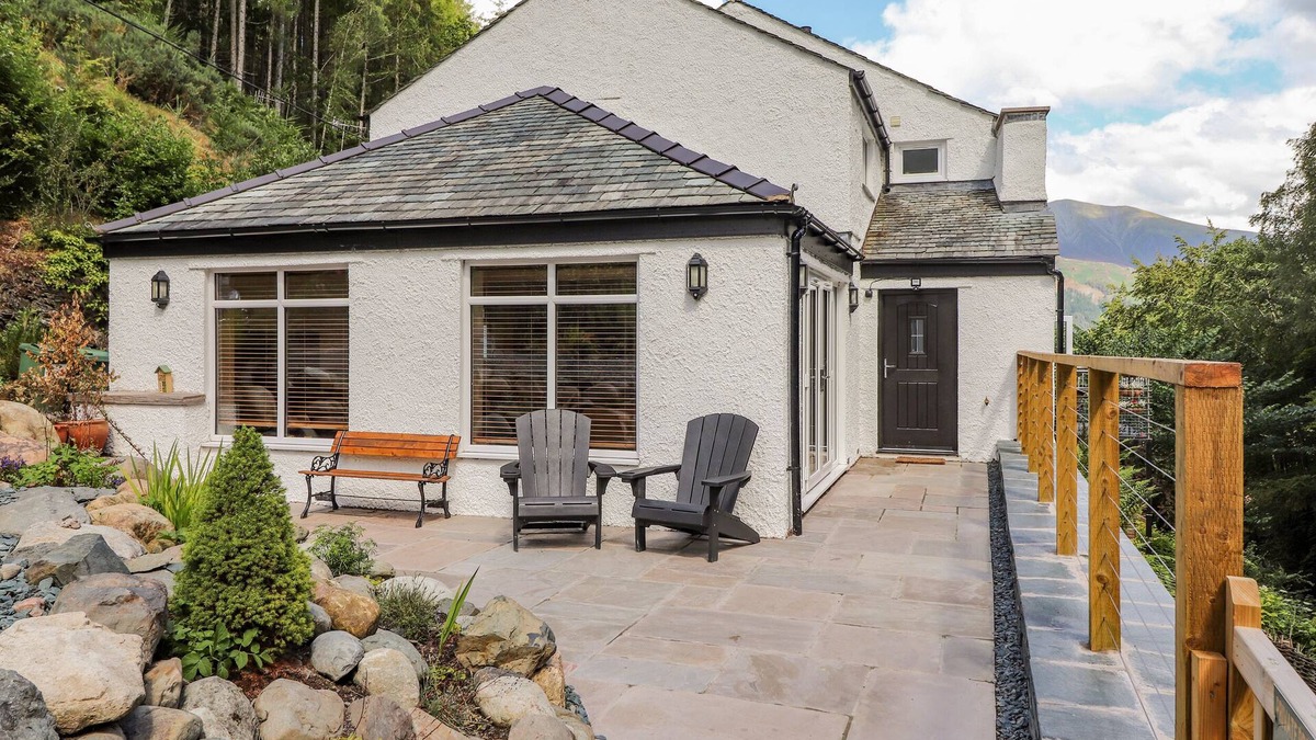 Thornthwaite Cottage | LADSTOCK COTTAGE, pet friendly, with a garden in Braithwaite