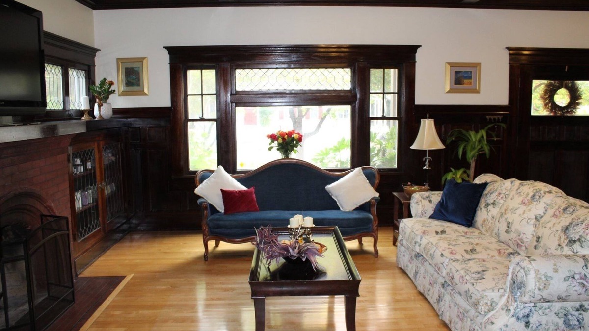 City Center Medford Bed & Breakfast | Lady Geneva Bed and Breakfast
